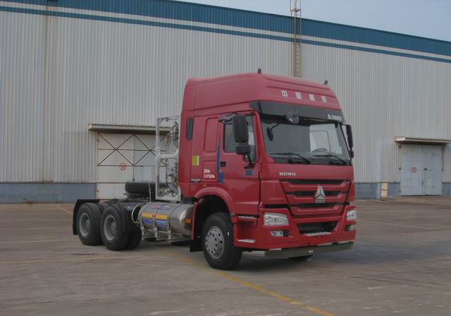 中国重汽 HOWO 重卡 380马力 6×4 牵引车(ZZ4257N3847E1LB)