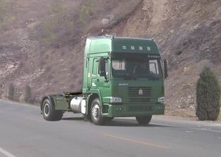 中国重汽 HOWO重卡 326马力 4×2 牵引车(ZZ4187N3518V)