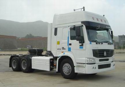 中国重汽 HOWO重卡 340马力 6×4 压缩天然气牵引车(ZZ4257N3847C1CB)