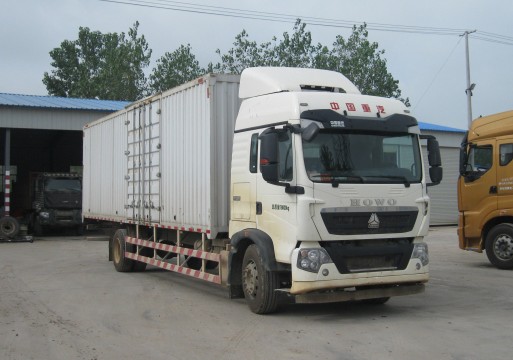 中国重汽 HOWO-T5G 重卡 280马力 4×2 厢式 排半 载货车(ZZ5187XXYN711GE1)